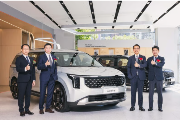 Kia台北旗艦店進駐南港，正式盛大開幕！ 近1,600坪全台最大規模，打造全台首座全方位展示服務中心 The new Carnival同級唯一極致8人座，同場全新上市！